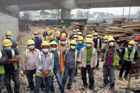 Construção civil com máscaras de proteção respiratoria